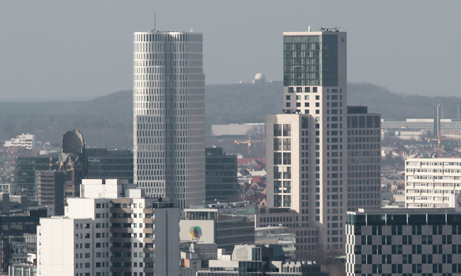 Skyline der City West um den Kurfürstendamm, im Hintergrund Teufelsberg, berlininfo Führungen