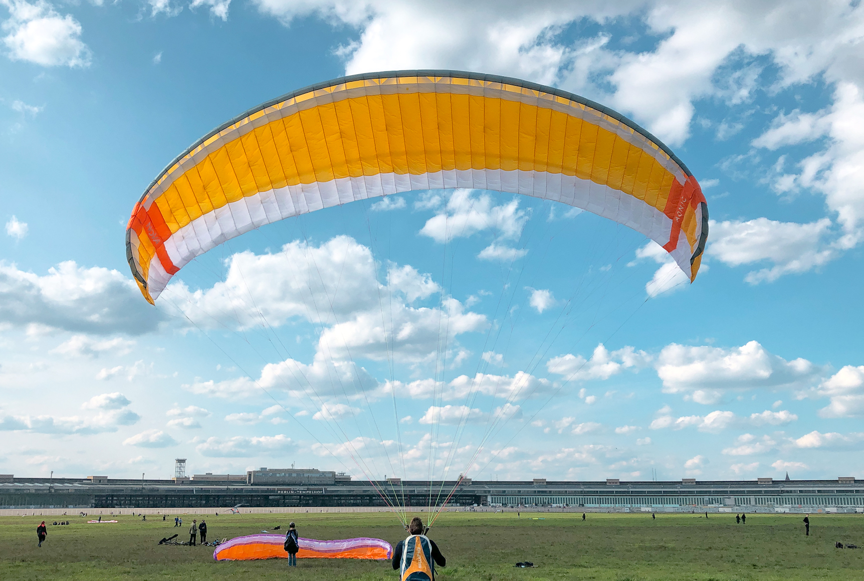 Das Tempelhofer Feld mit Paraglider im Vordergrund