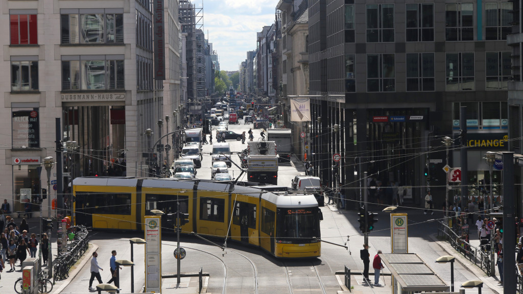 Strassenbahnen, Austos und Fußgänger in der Berliner Friedrichstrasse