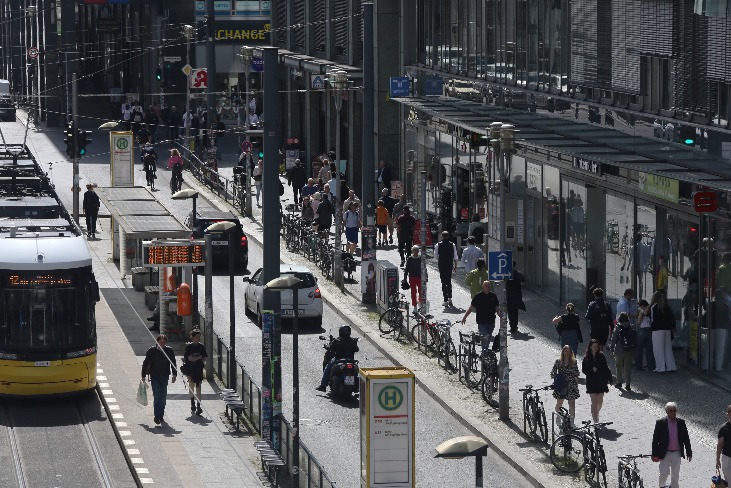 Einkaufen am Bahnhof Friedrichstraße
